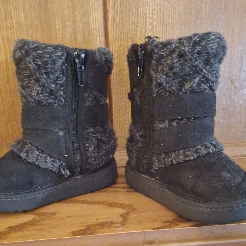 Cozy Black and Gray Fur-Lined Boots